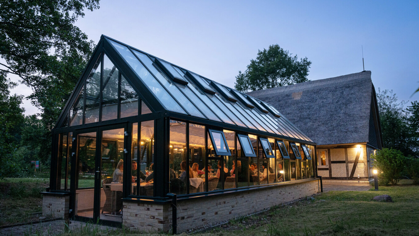Ein Wintergarten bei Abend