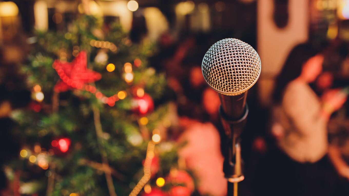 Ein Mikrofon vor einem Weihnachtsbaum