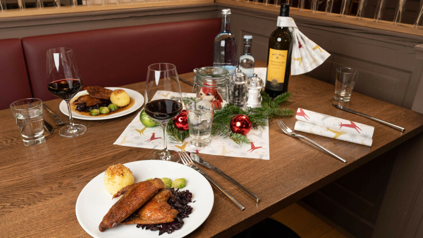 Weihnachtsessen auf einem Tisch