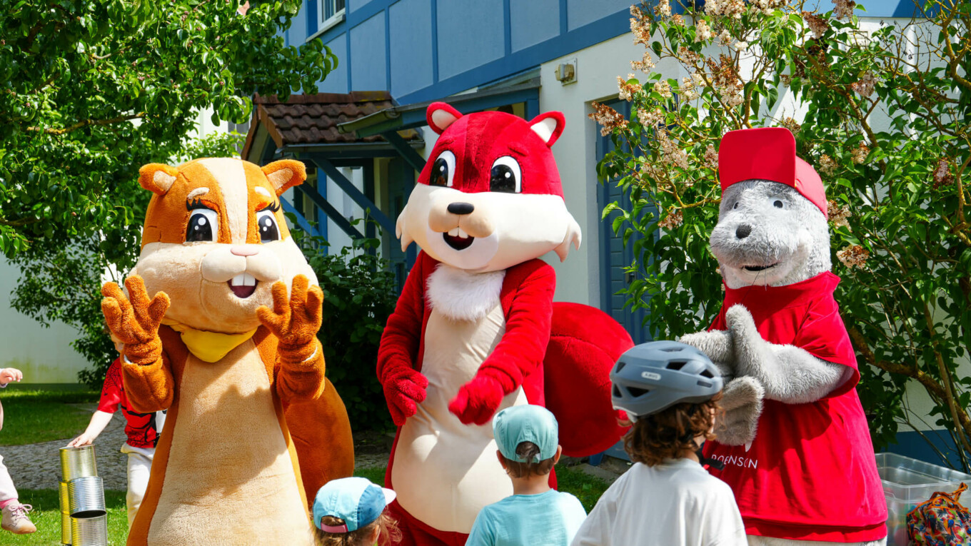 Zwei Eichhörnchen Maskotten und vier Kinder