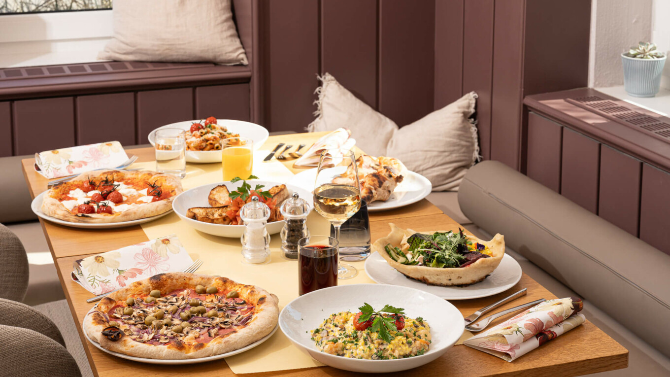 verschiedene Gerichte auf einem Tisch