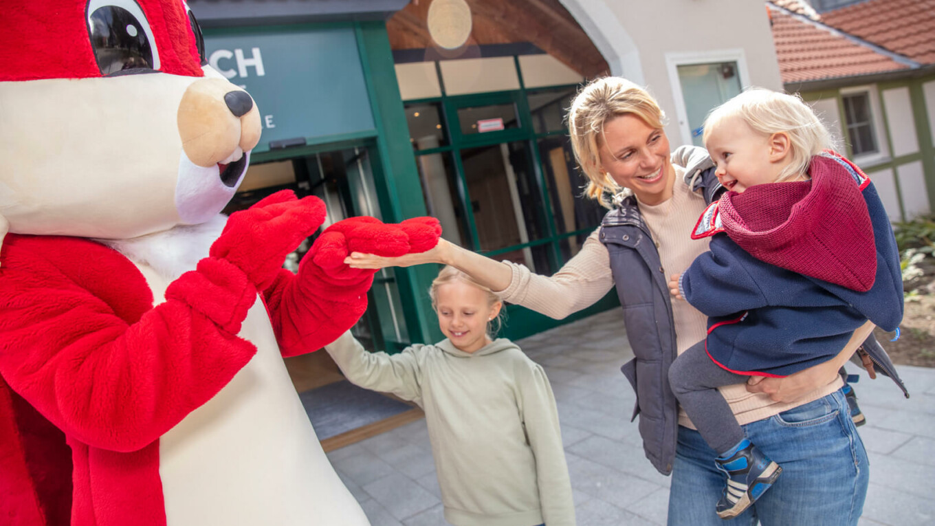 Maskottchen Eddi begrüßt Familie