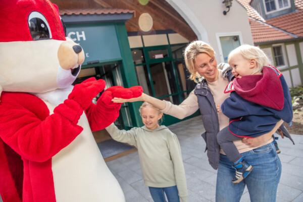 Maskottchen Eddi begrüßt Familie