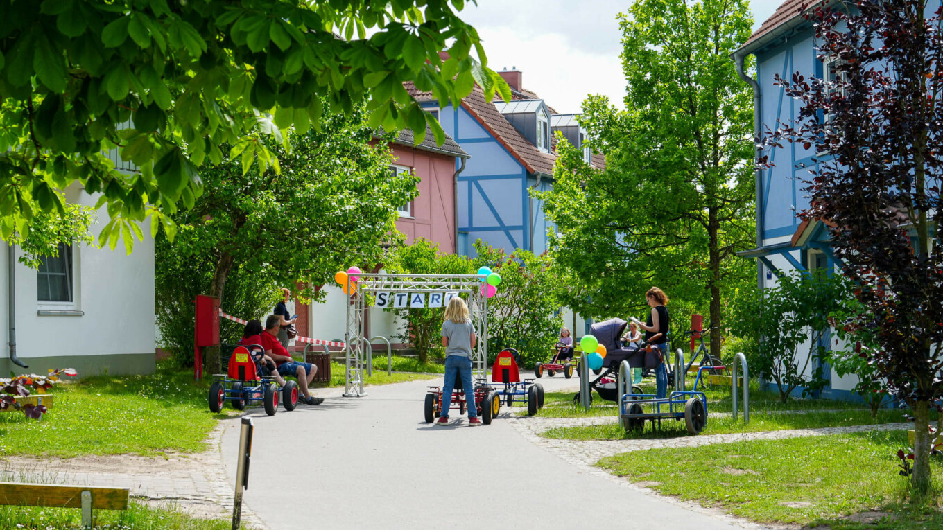 Kinder fahren auf einem Kettcar