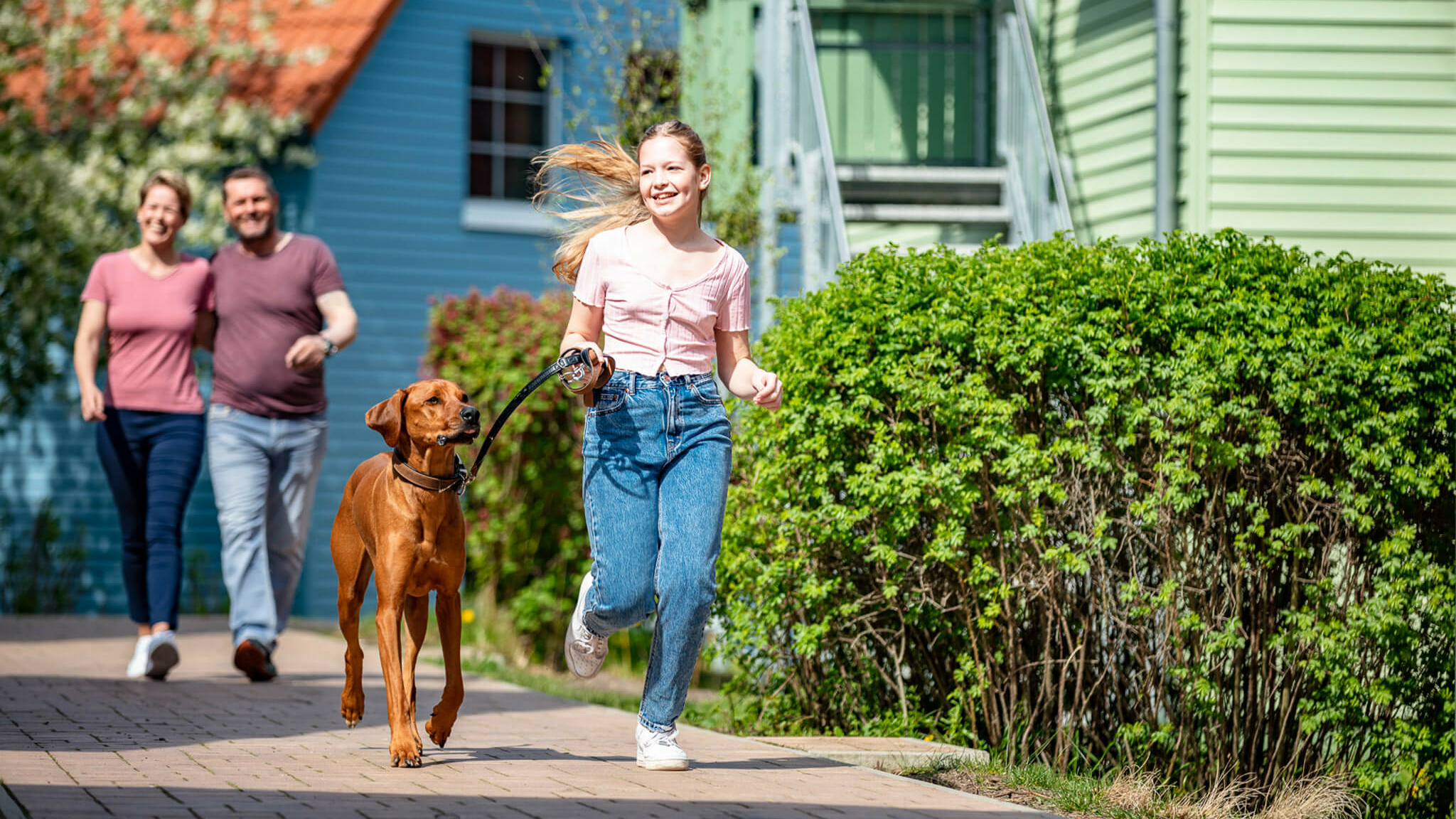 Ein Mädchen mit einem Hund an der Leine